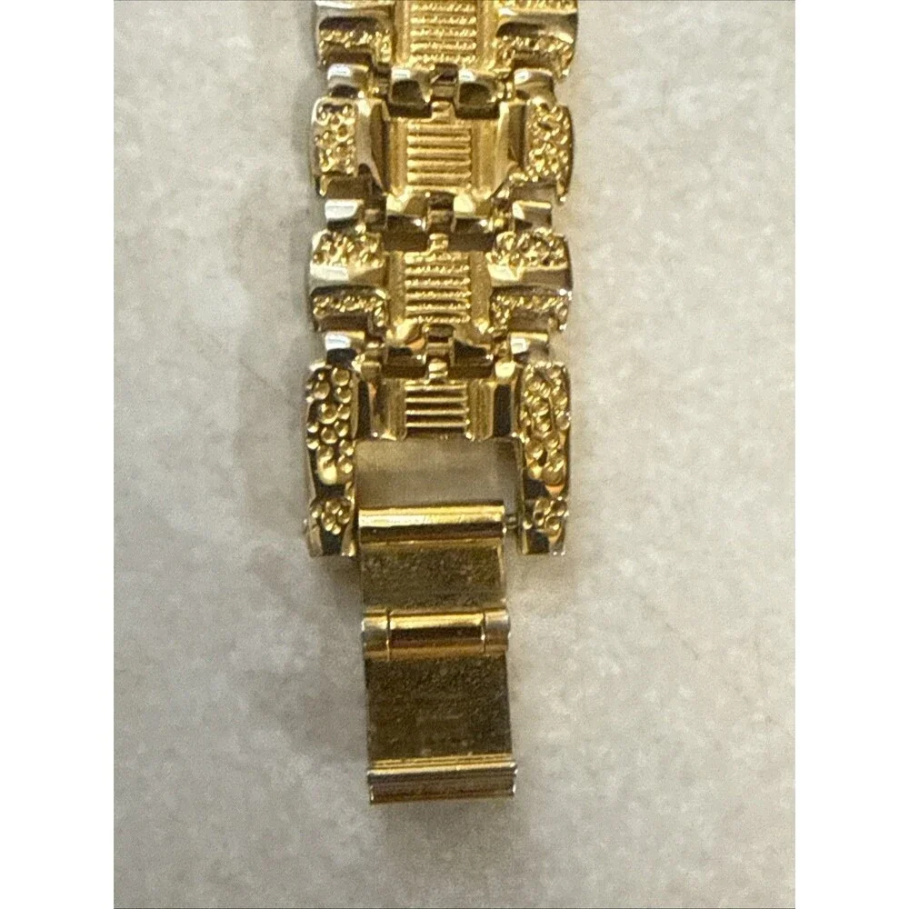 Vtg Medana ROYALE Ladies Diamond Gold Tone Nugget Style Watch 7.5